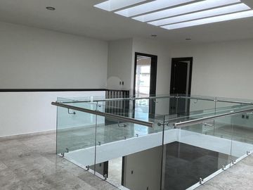 Casa en venta en Juriquilla con 6 recámaras, estacionamiento para 6 autos, Jacuzzi, etc.