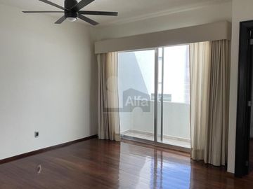 Casa en venta en Juriquilla con 6 recámaras, estacionamiento para 6 autos, Jacuzzi, etc.