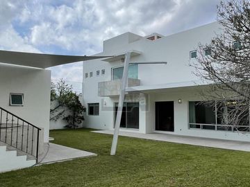 Casa en venta en Juriquilla con 6 recámaras, estacionamiento para 6 autos, Jacuzzi, etc.