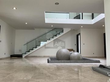 Casa en venta en Juriquilla con 6 recámaras, estacionamiento para 6 autos, Jacuzzi, etc.