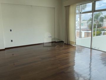 Casa en venta en Juriquilla con 6 recámaras, estacionamiento para 6 autos, Jacuzzi, etc.