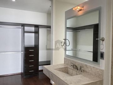 Casa en venta en Juriquilla con 6 recámaras, estacionamiento para 6 autos, Jacuzzi, etc.