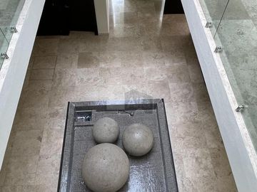 Casa en venta en Juriquilla con 6 recámaras, estacionamiento para 6 autos, Jacuzzi, etc.