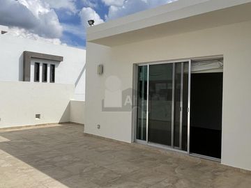 Casa en venta en Juriquilla con 6 recámaras, estacionamiento para 6 autos, Jacuzzi, etc.
