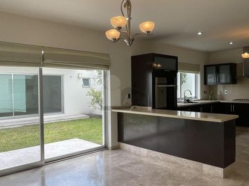 Casa en venta en Juriquilla con 6 recámaras, estacionamiento para 6 autos, Jacuzzi, etc.