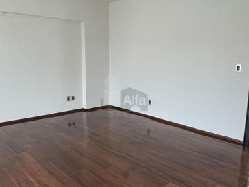 Casa en venta en Juriquilla con 6 recámaras, estacionamiento para 6 autos, Jacuzzi, etc.