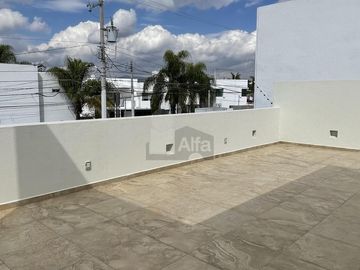Casa en venta en Juriquilla con 6 recámaras, estacionamiento para 6 autos, Jacuzzi, etc.
