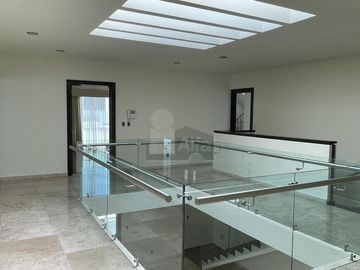 Casa en venta en Juriquilla con 6 recámaras, estacionamiento para 6 autos, Jacuzzi, etc.