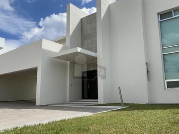 Casa en venta en Juriquilla con 6 recámaras, estacionamiento para 6 autos, Jacuzzi, etc.