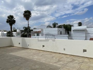 Casa en venta en Juriquilla con 6 recámaras, estacionamiento para 6 autos, Jacuzzi, etc.
