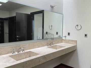 Casa en venta en Juriquilla con 6 recámaras, estacionamiento para 6 autos, Jacuzzi, etc.
