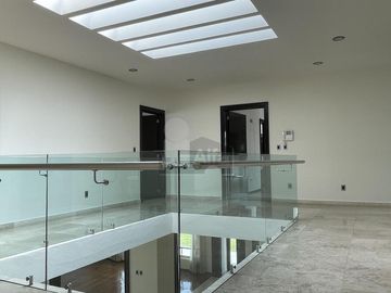 Casa en venta en Juriquilla con 6 recámaras, estacionamiento para 6 autos, Jacuzzi, etc.