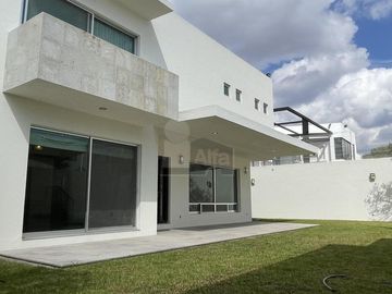 Casa en venta en Juriquilla con 6 recámaras, estacionamiento para 6 autos, Jacuzzi, etc.