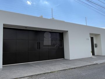 Casa en venta en Juriquilla con 6 recámaras, estacionamiento para 6 autos, Jacuzzi, etc.