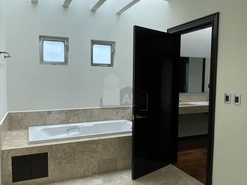 Casa en venta en Juriquilla con 6 recámaras, estacionamiento para 6 autos, Jacuzzi, etc.