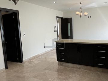 Casa en venta en Juriquilla con 6 recámaras, estacionamiento para 6 autos, Jacuzzi, etc.