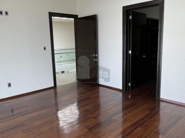 Casa en venta en Juriquilla con 6 recámaras, estacionamiento para 6 autos, Jacuzzi, etc.