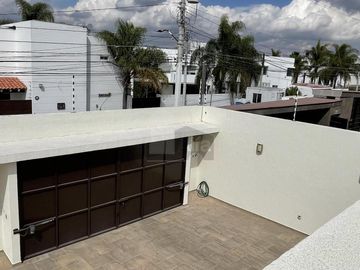 Casa en venta en Juriquilla con 6 recámaras, estacionamiento para 6 autos, Jacuzzi, etc.