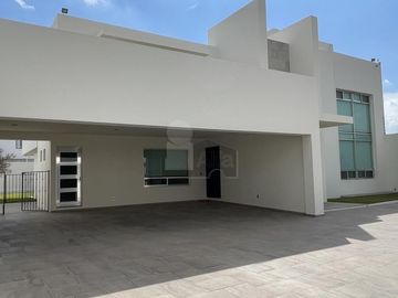 Casa en venta en Juriquilla con 6 recámaras, estacionamiento para 6 autos, Jacuzzi, etc.