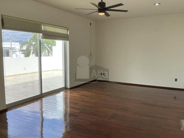 Casa en venta en Juriquilla con 6 recámaras, estacionamiento para 6 autos, Jacuzzi, etc.