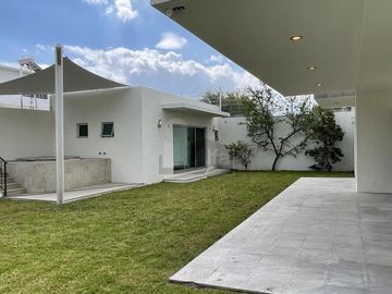 Casa en venta en Juriquilla con 6 recámaras, estacionamiento para 6 autos, Jacuzzi, etc.