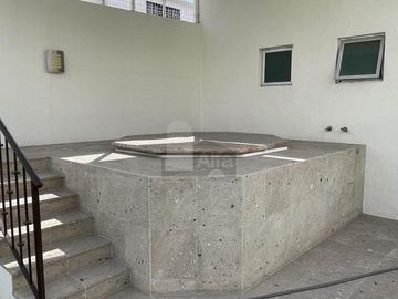 Casa en venta en Juriquilla con 6 recámaras, estacionamiento para 6 autos, Jacuzzi, etc.