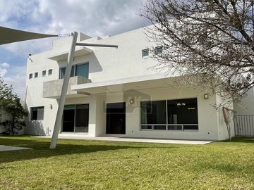 Casa en venta en Juriquilla con 6 recámaras, estacionamiento para 6 autos, Jacuzzi, etc.