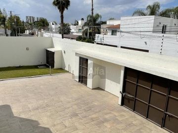 Casa en venta en Juriquilla con 6 recámaras, estacionamiento para 6 autos, Jacuzzi, etc.