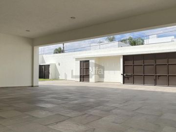 Casa en venta en Juriquilla con 6 recámaras, estacionamiento para 6 autos, Jacuzzi, etc.
