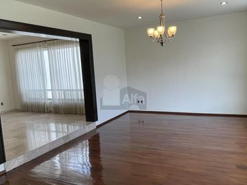 Casa en venta en Juriquilla con 6 recámaras, estacionamiento para 6 autos, Jacuzzi, etc.