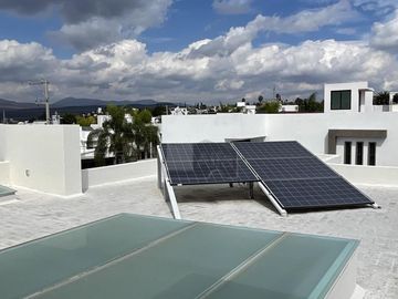 Casa en venta en Juriquilla con 6 recámaras, estacionamiento para 6 autos, Jacuzzi, etc.