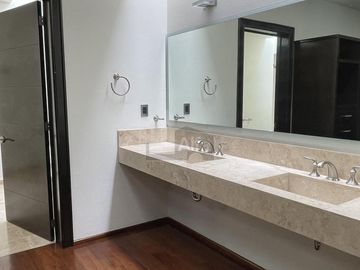 Casa en venta en Juriquilla con 6 recámaras, estacionamiento para 6 autos, Jacuzzi, etc.