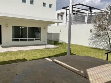 Casa en venta en Juriquilla con 6 recámaras, estacionamiento para 6 autos, Jacuzzi, etc.