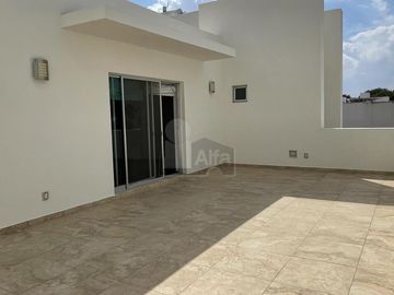Casa en venta en Juriquilla con 6 recámaras, estacionamiento para 6 autos, Jacuzzi, etc.