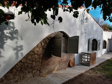 CASA AMOBLADA EN VENTA SANTA ROSA DE CALAMUCHITA FRENTE AL RIO