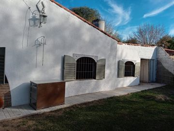 CASA AMOBLADA EN VENTA SANTA ROSA DE CALAMUCHITA FRENTE AL RIO