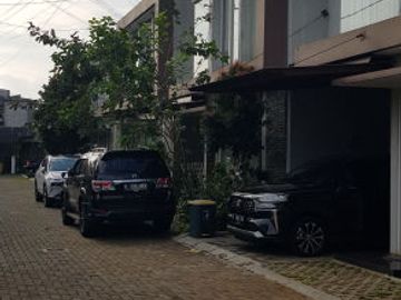 Rumah Mewah Dalam Cluster Dekat Tol di Jakarta Timur