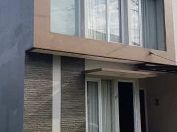 Rumah Mewah Dalam Cluster Dekat Tol di Jakarta Timur