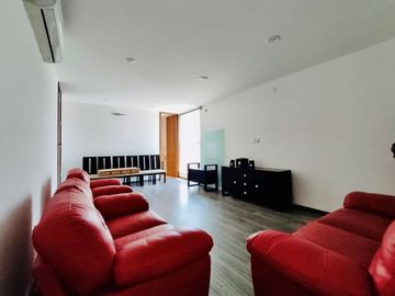 RESIDENCIA EN VENTA DE 1 PISO CON SALA DE CINE