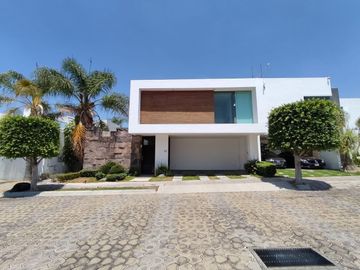 RESIDENCIA EN VENTA DE 1 PISO CON SALA DE CINE