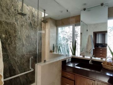 RESIDENCIA EN VENTA DE 1 PISO CON SALA DE CINE
