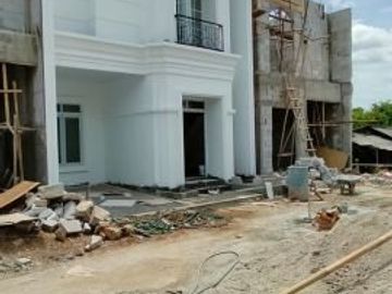 Rumanh baru 2 lantai denagn konsep classic eropa di ceger jakarta timur