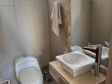 Casa mediterránea en condominio Los Lirios