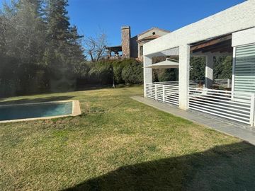 Casa mediterránea en condominio Los Lirios
