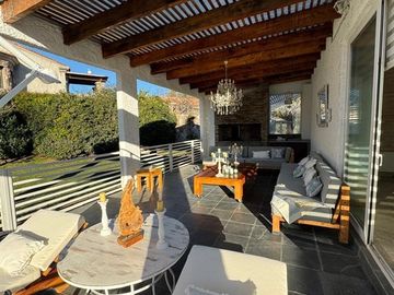Casa mediterránea en condominio Los Lirios