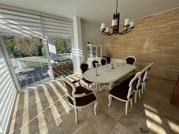 Casa mediterránea en condominio Los Lirios