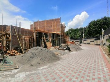 Perumahan Mewah dan Nyaman 2 Lantai Kav C1 Tipe 136/116 FREE AC