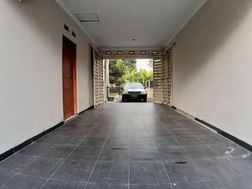 Rumah dengan Tanah Luas dekat Pasar Gentan
