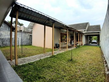 Rumah dengan Tanah Luas dekat Pasar Gentan