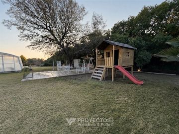 Amplia casa con jardín en venta en Chicureo